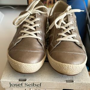 Josef Seibel Caspian Sneaker in Platinum Metallic Leather US size 8; EU size 39